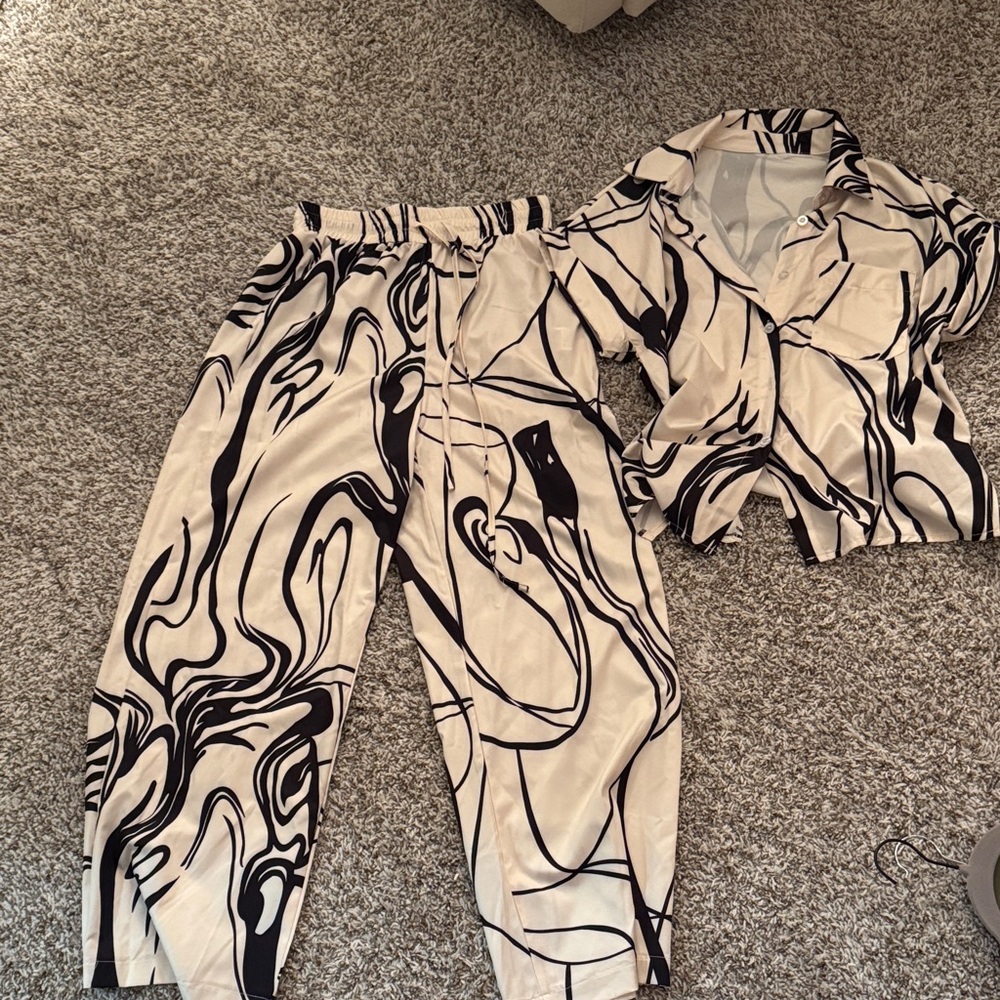 SHEIN Black and Cream Abstract Print Cropped Pants and Top Set